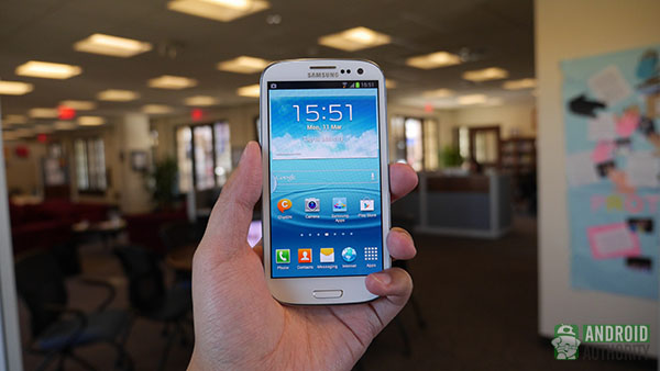 galaxy-s3-in-hand