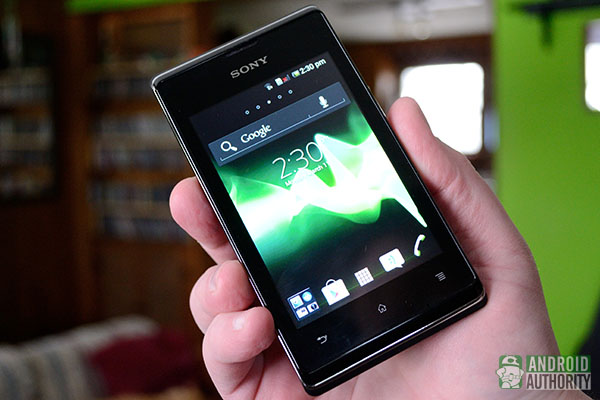 sony-xperia-e-dual-in-hand-front-1