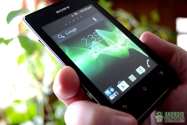 sony-xperia-e-dual-in-hand-front-2