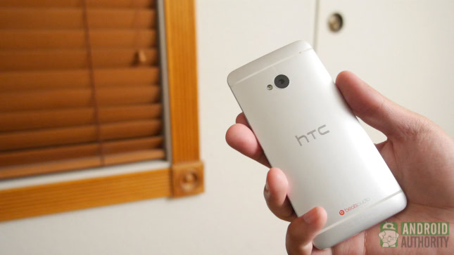 samsung galaxy s4 vs htc one one back in hand aa