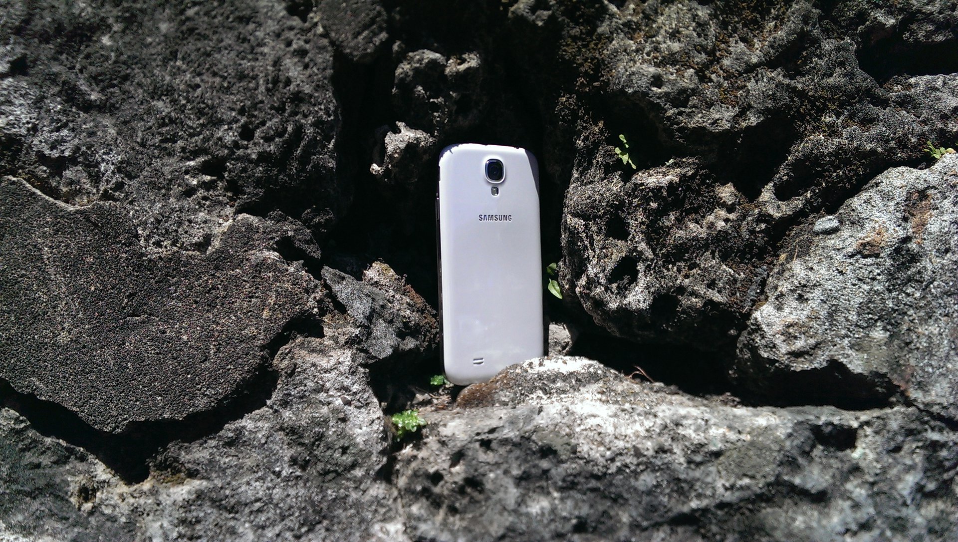 The HTC One photographs the Galaxy S4.
