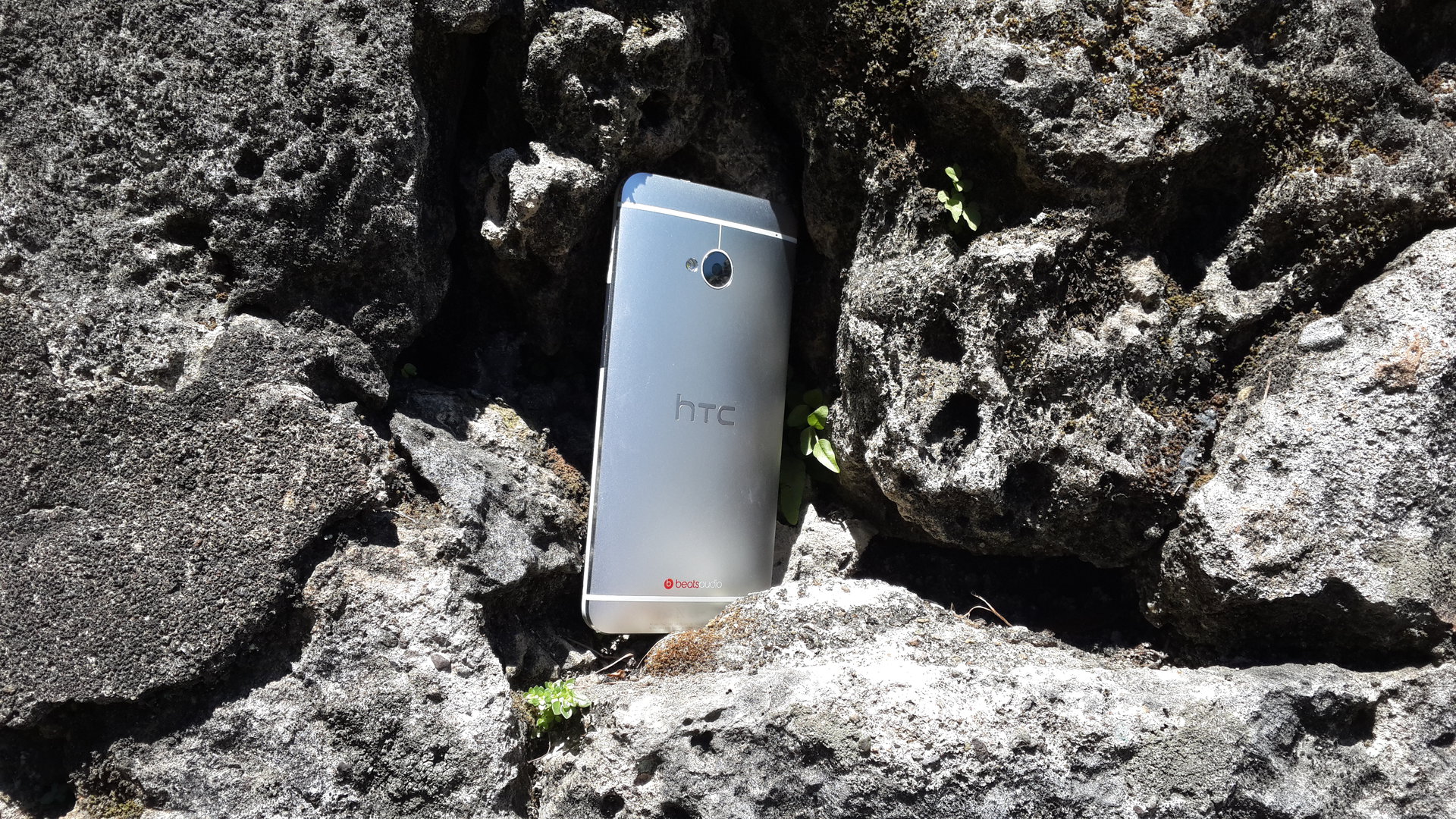 The Galaxy S4 photographs the HTC One.