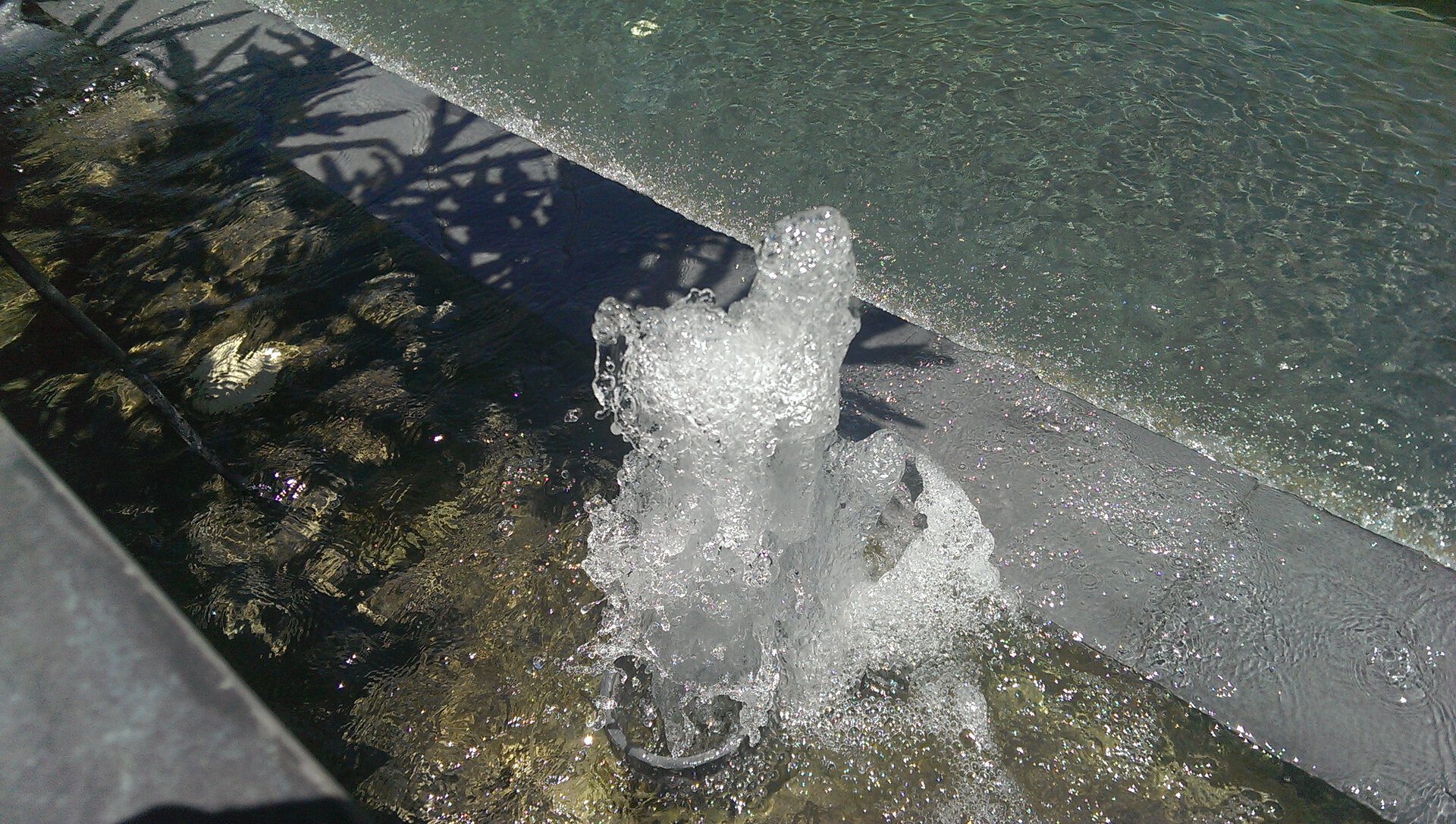 HTC One closeup of water fountain
