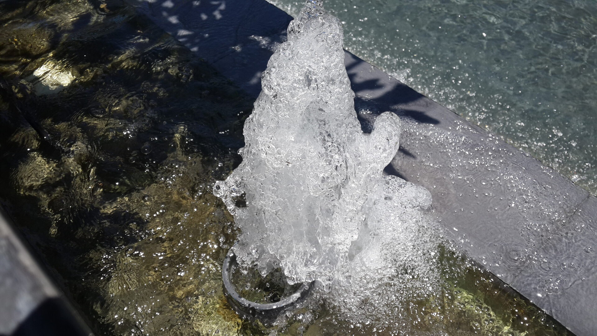 Galaxy S4 -- closeup of water fountain