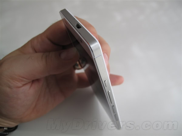 leaked-huawei-ascend-p6-hands-on-1