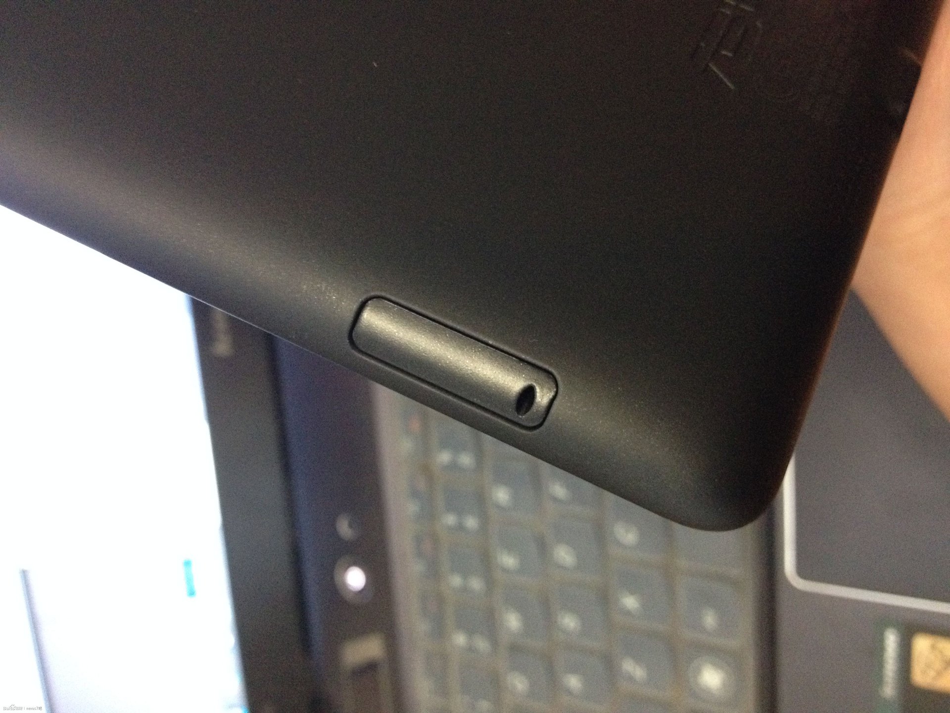 Here's the evidence of the sim card slot. 