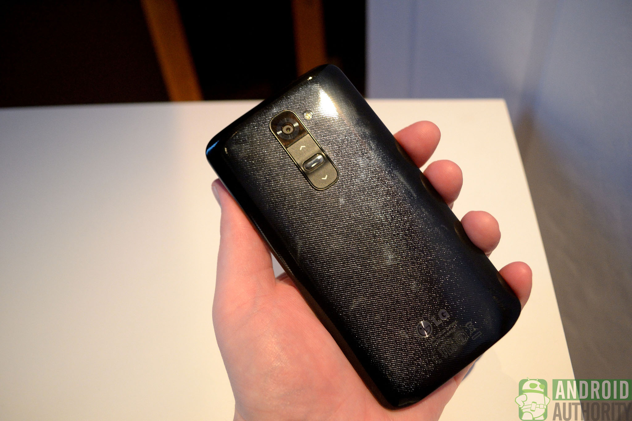 aa-lg-g2-in-hand-back-2