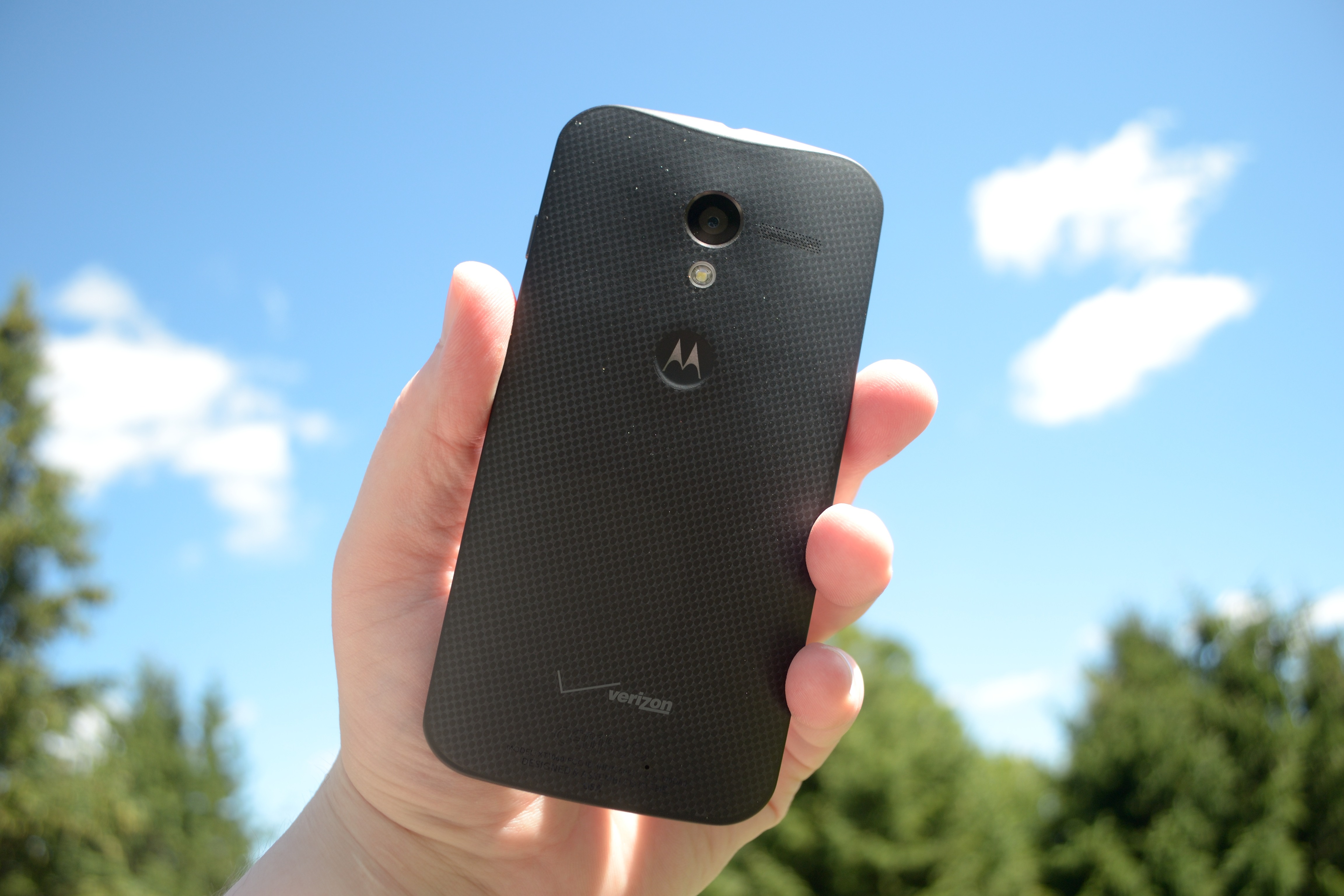 moto-x-aa-review-back-in-hand