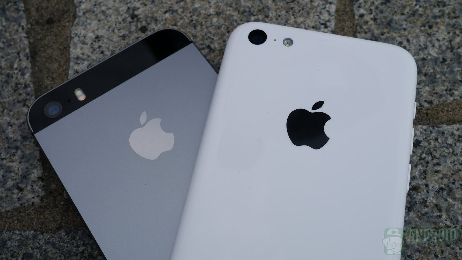 iphone5c-vs-iphone5s-backs-cement-8-aa