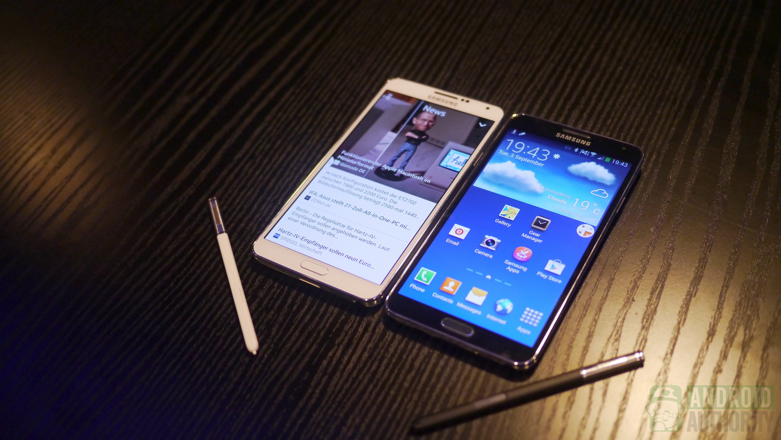 Both colors of the Samsung Galaxy Note 3.