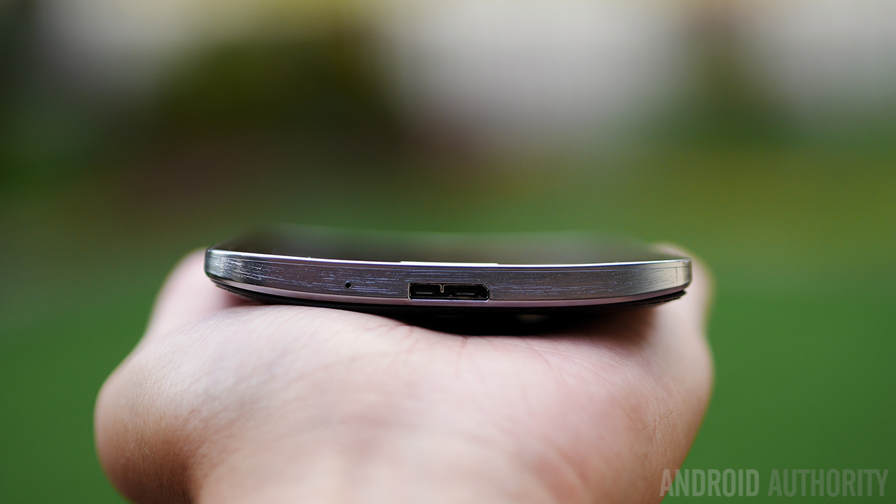 The Samsung Galaxy Round's curvature is from side to side
