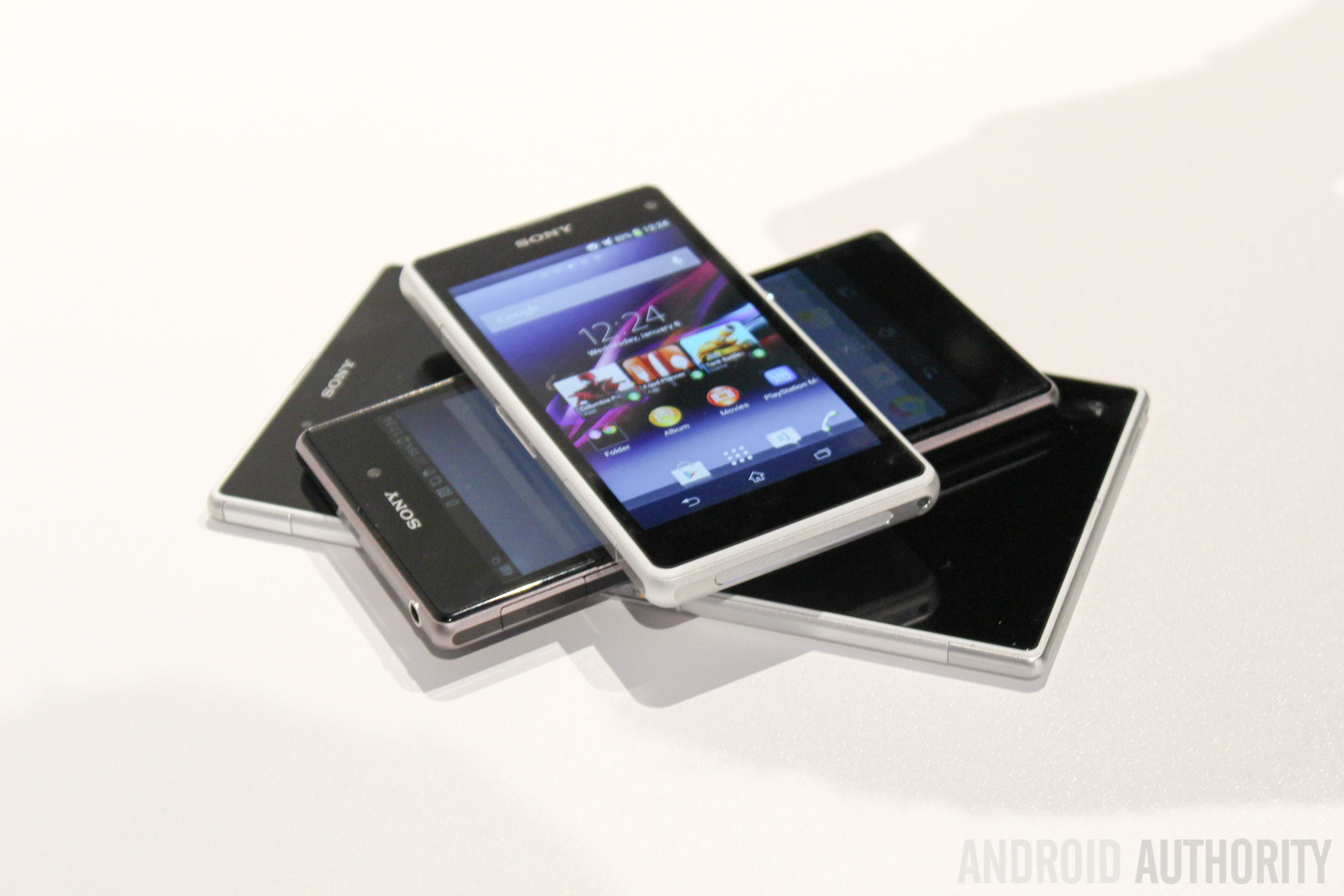 Sony Xperia Z Ultra vs Sony Xperia Z1 vs Sony Xperia Z1 Compact CES 2014 different angles-2