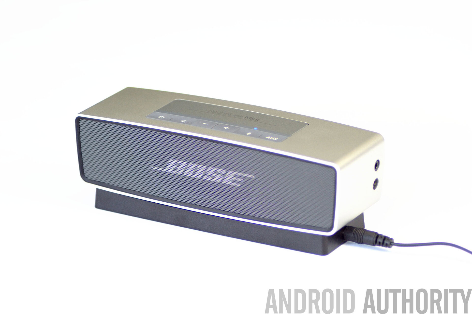 bose-soundlink-mini-aa-plugged-in