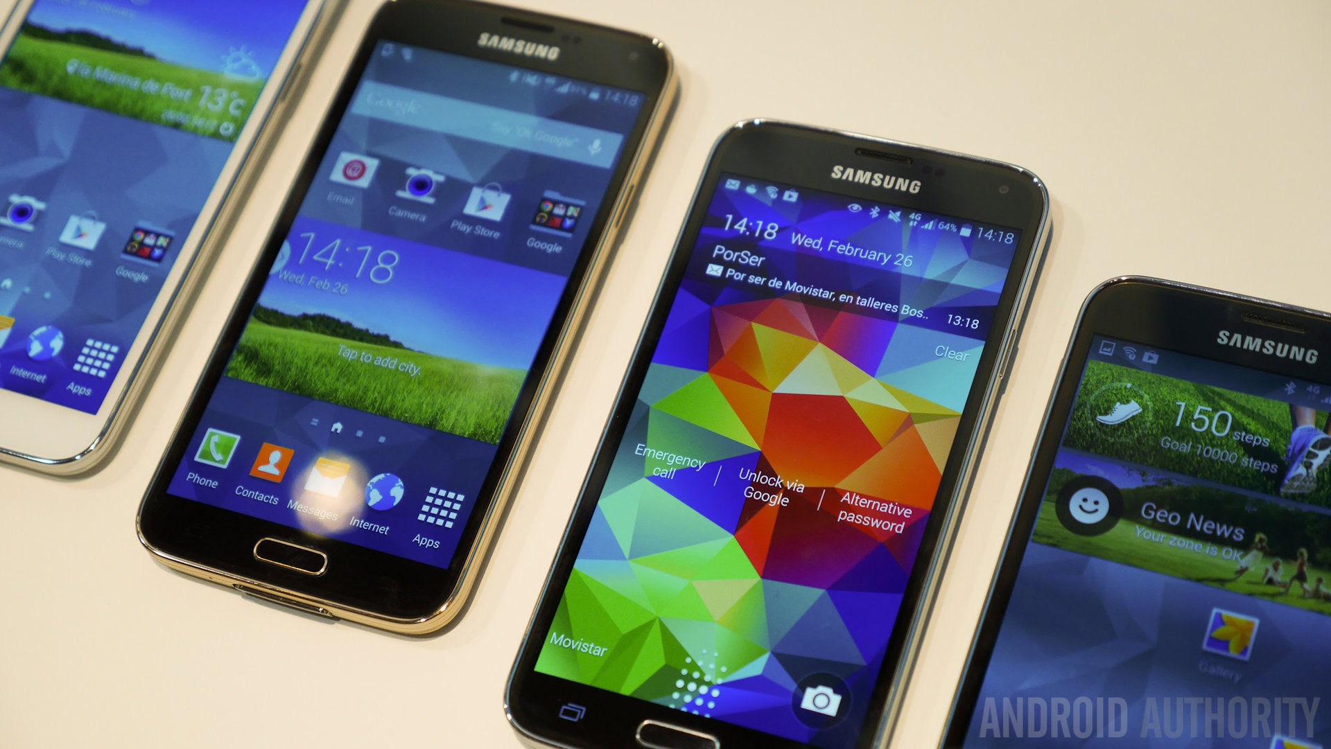 Samsung Galaxy S5 hands on color size vs all -1160811