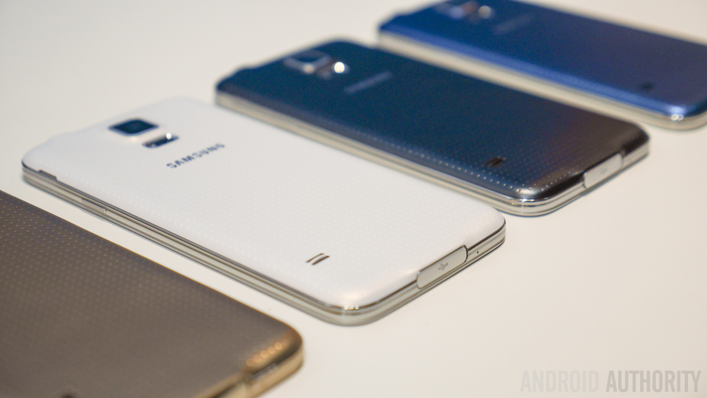 Samsung Galaxy S5 hands on color size vs all -1160823