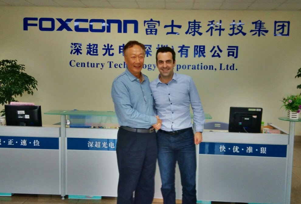 Hugo Barra poses with Foxconn CEO Terry Gou