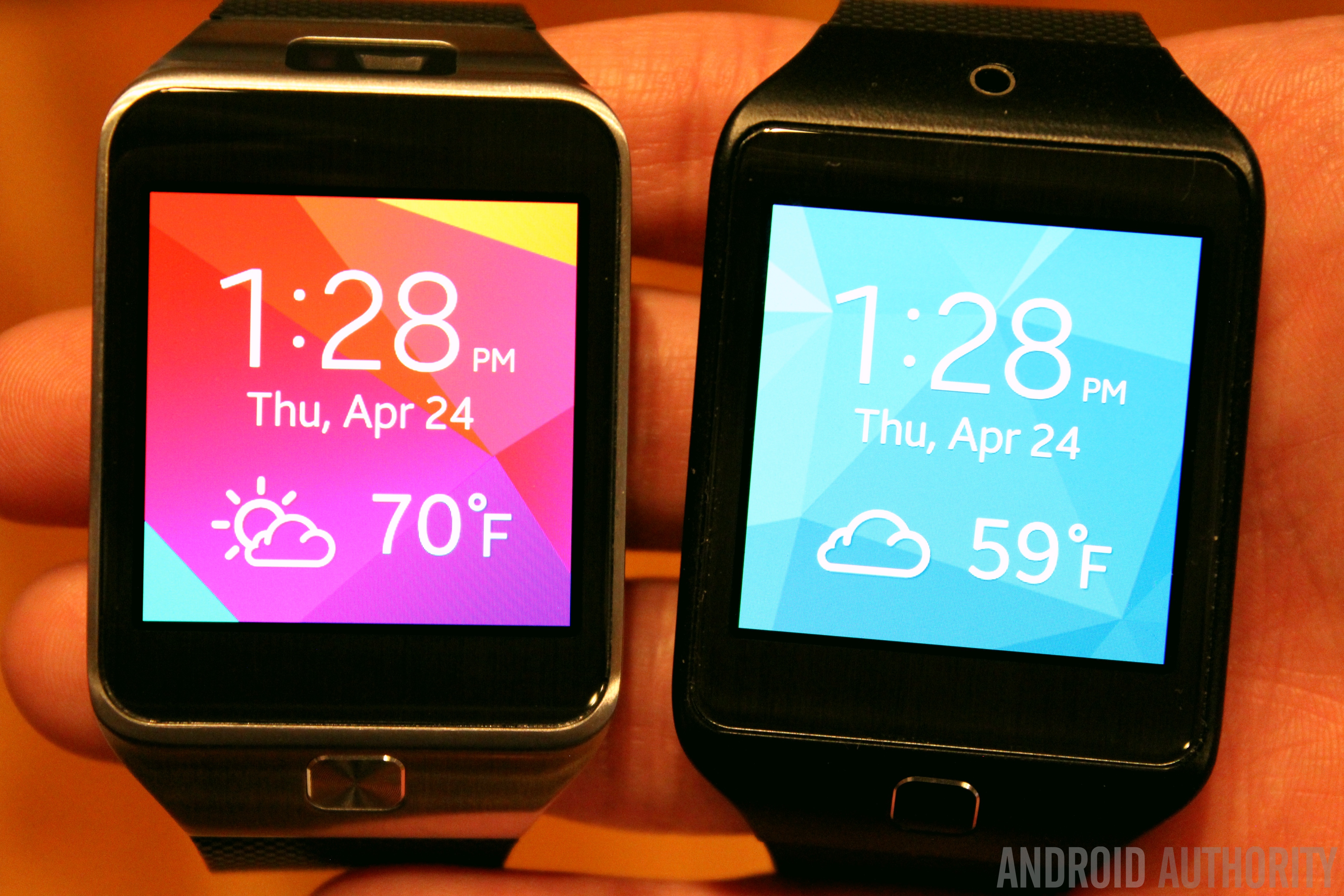 The Gear 2 (left) comes with a metal construction, while the Gear 2 Neo (right) is made of plastic.