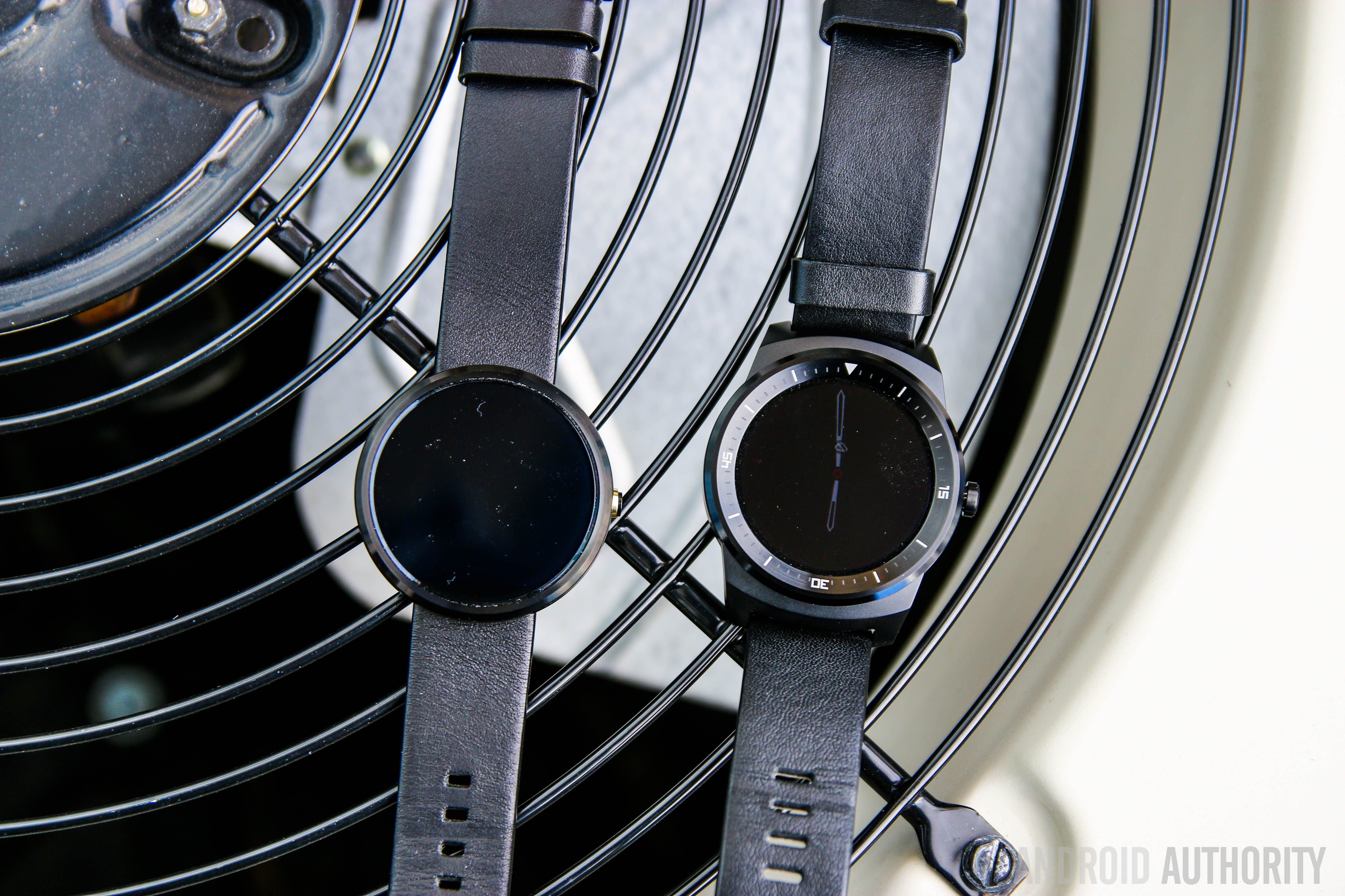 Moto 360 vs LG G Watch R-8