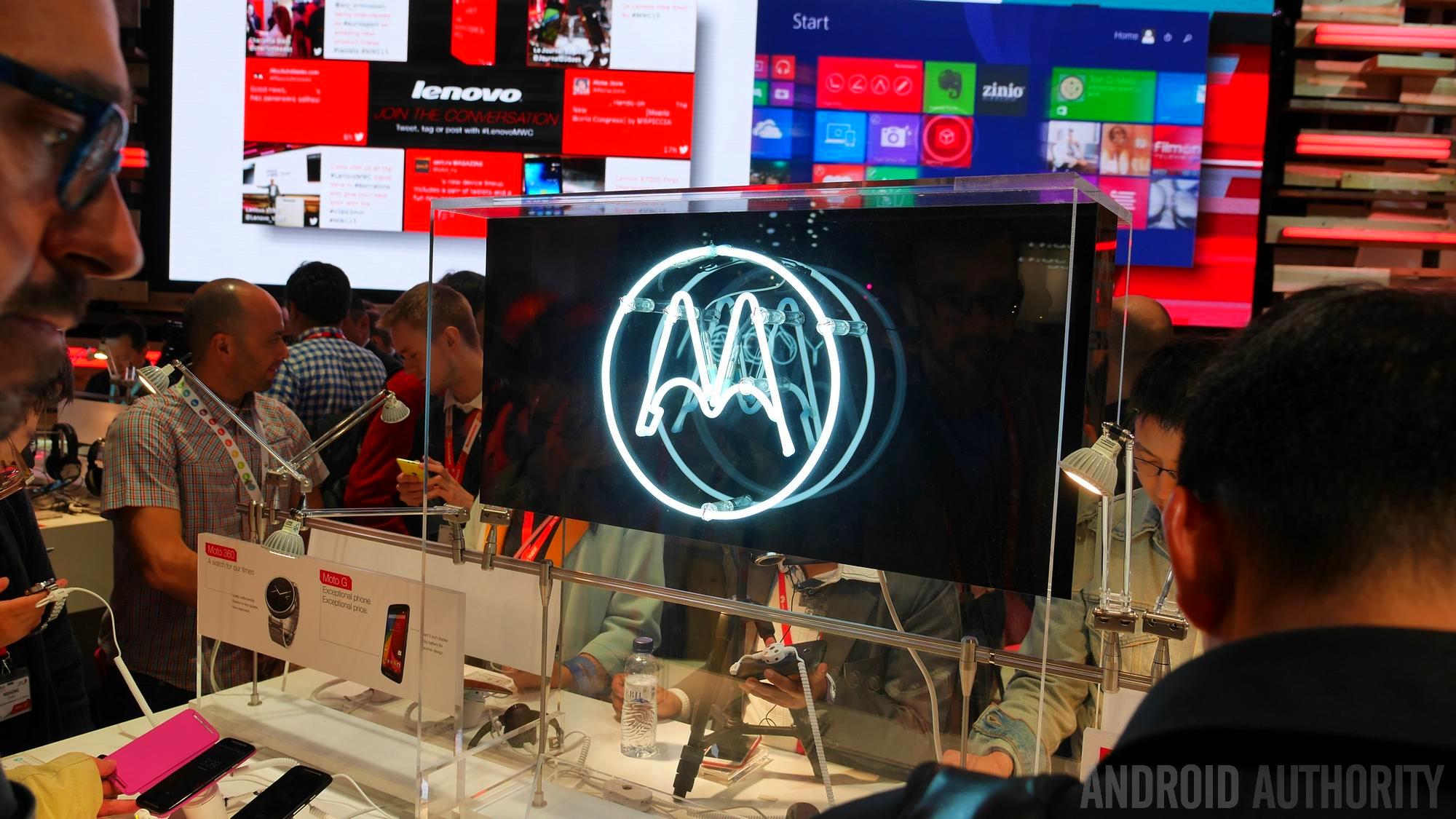 MWC 2015 showing people browsing gadgets and a Motorola illuminated logo.