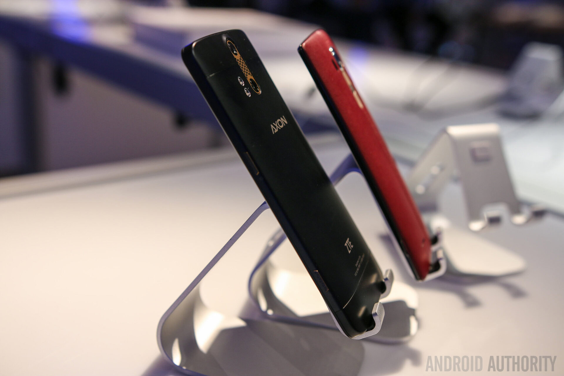 ZTE AXON Phone vs LG G4 Quick Look-7