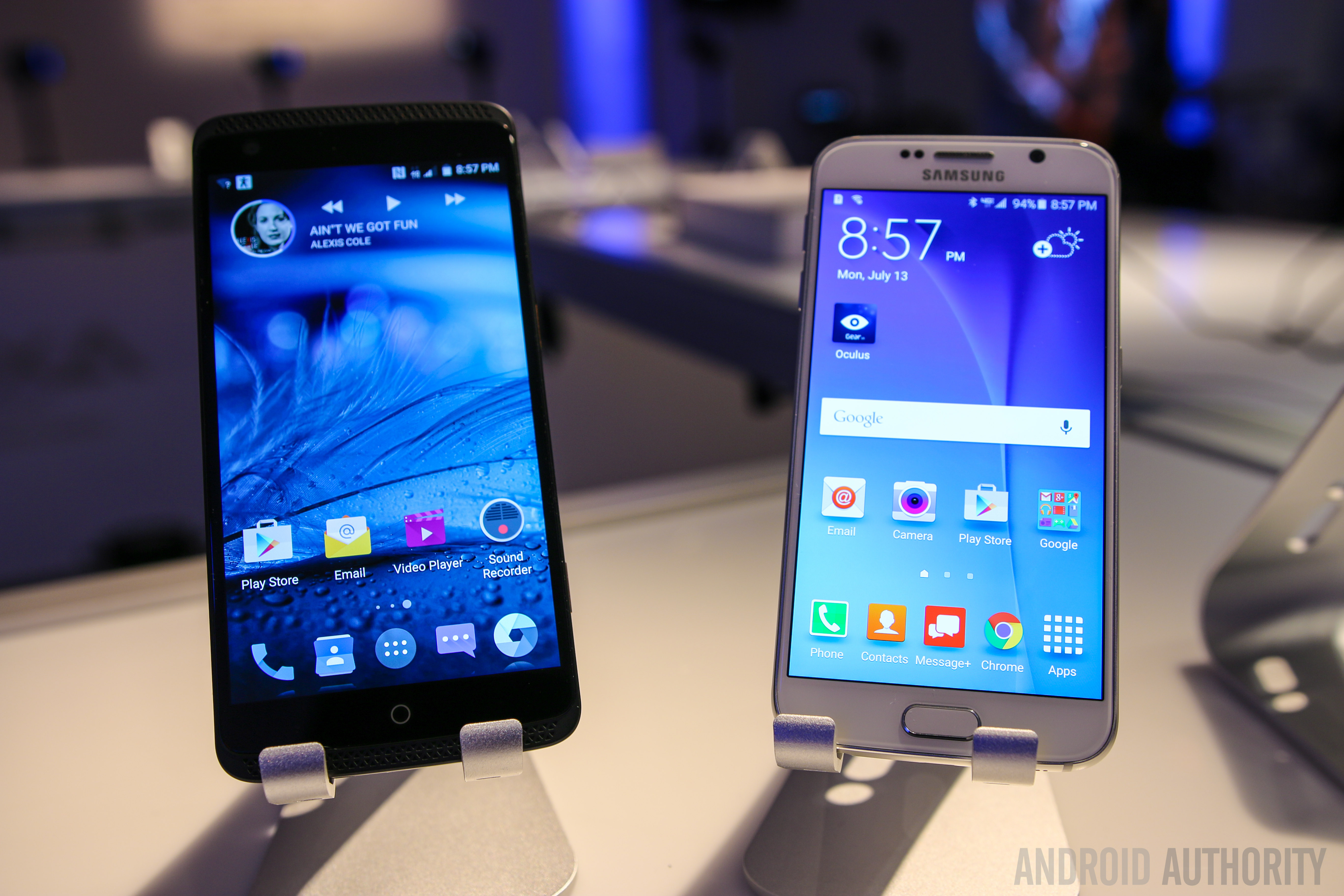 ZTE AXON Phone vs Samsung Galaxy S6 Quick Look-6