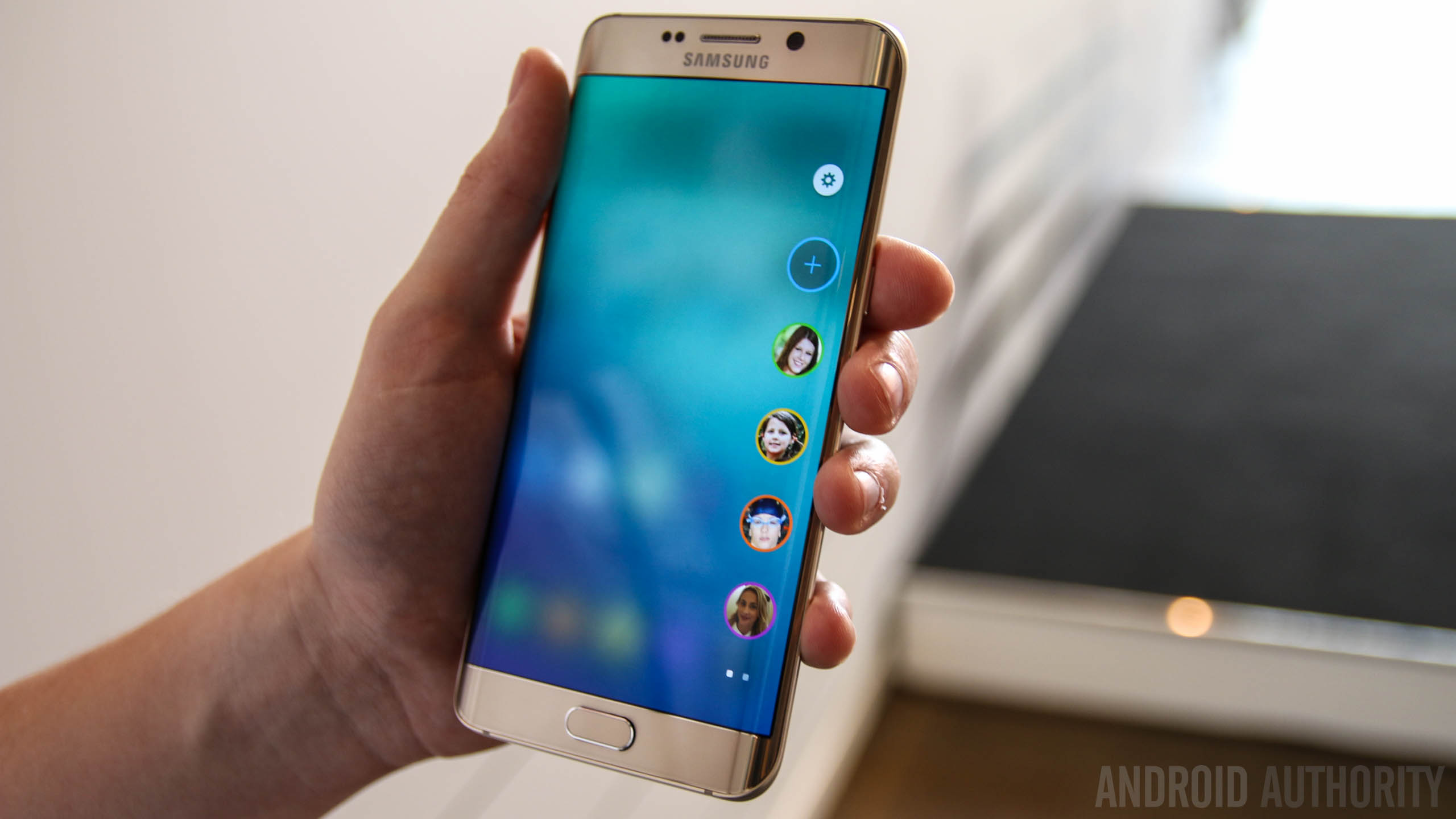 Galaxy-S6-Edge+-Gold-Hands-On-AA-(19-of-20)