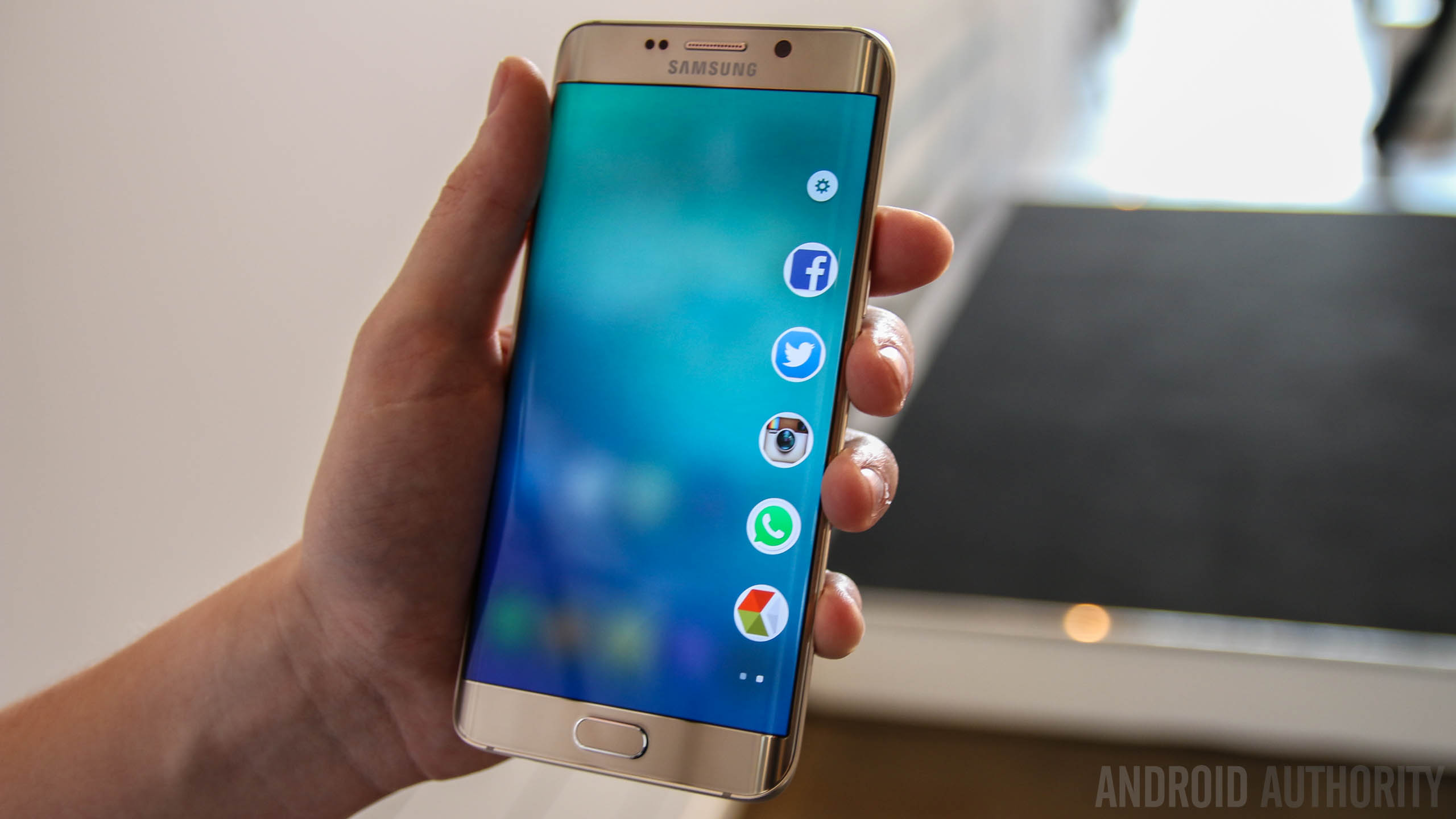 Galaxy-S6-Edge+-Gold-Hands-On-AA-(20-of-20)