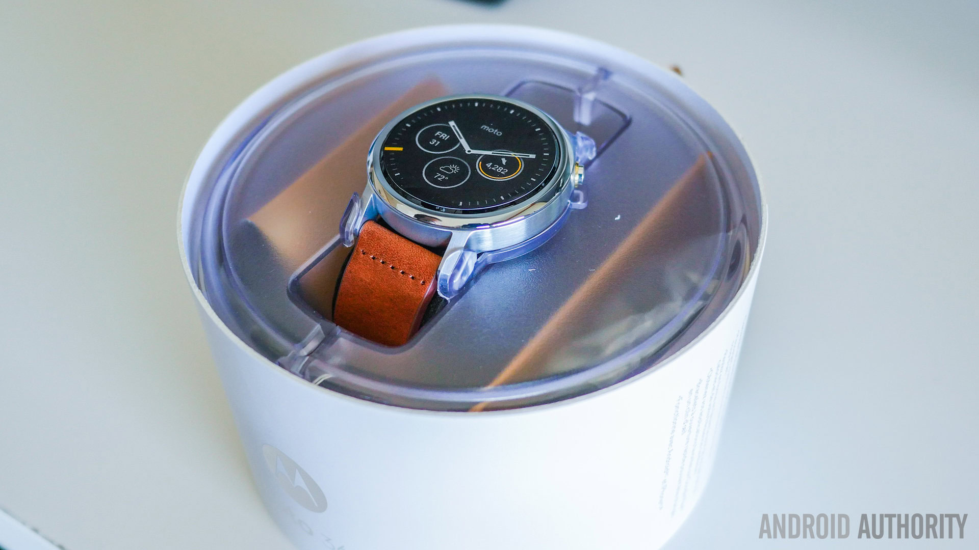 Motorola Moto 360 (2nd Gen.) unboxing and initial setup