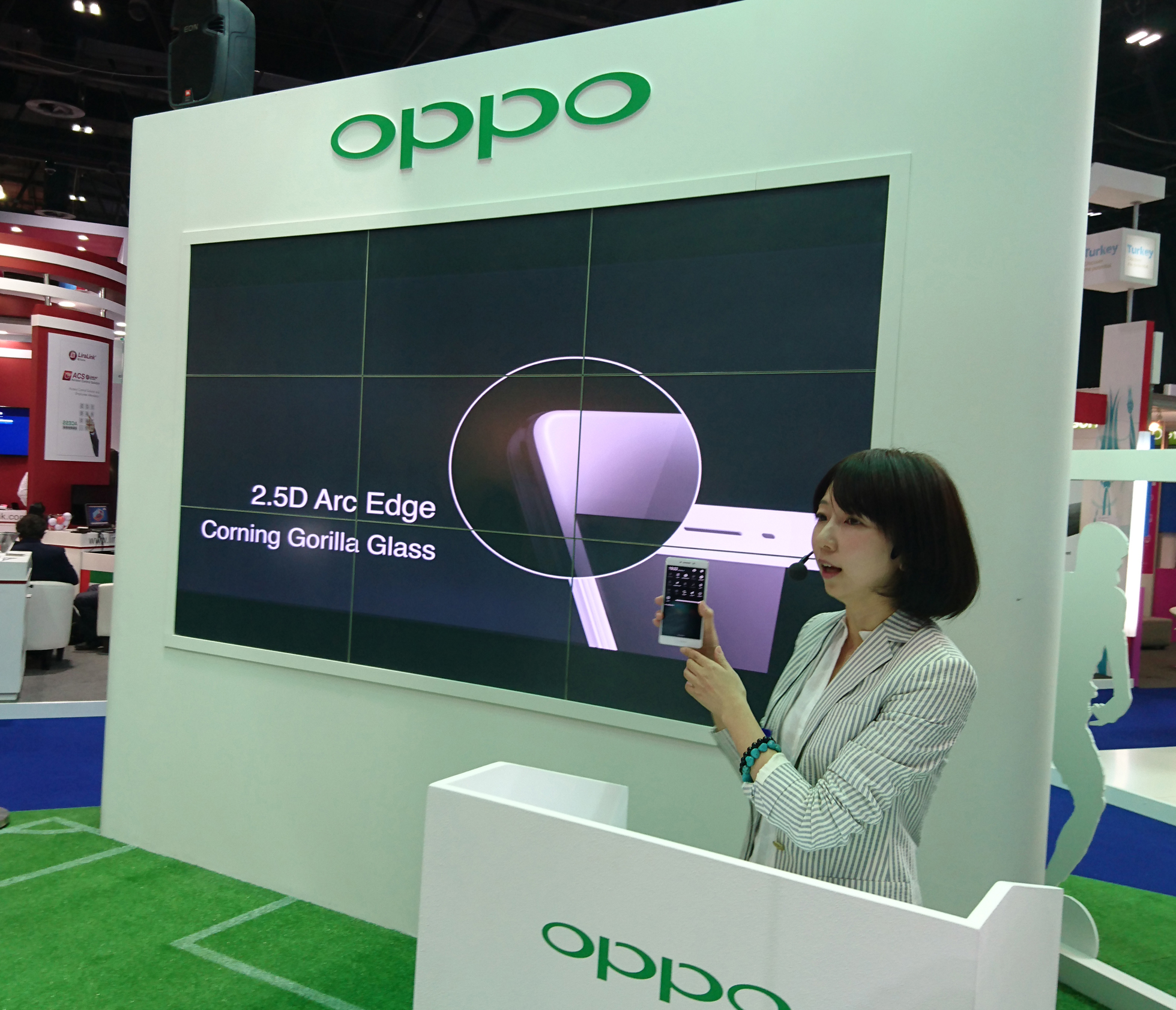 Katrina Li, OPPO Branding Executive Director introduces the R7s