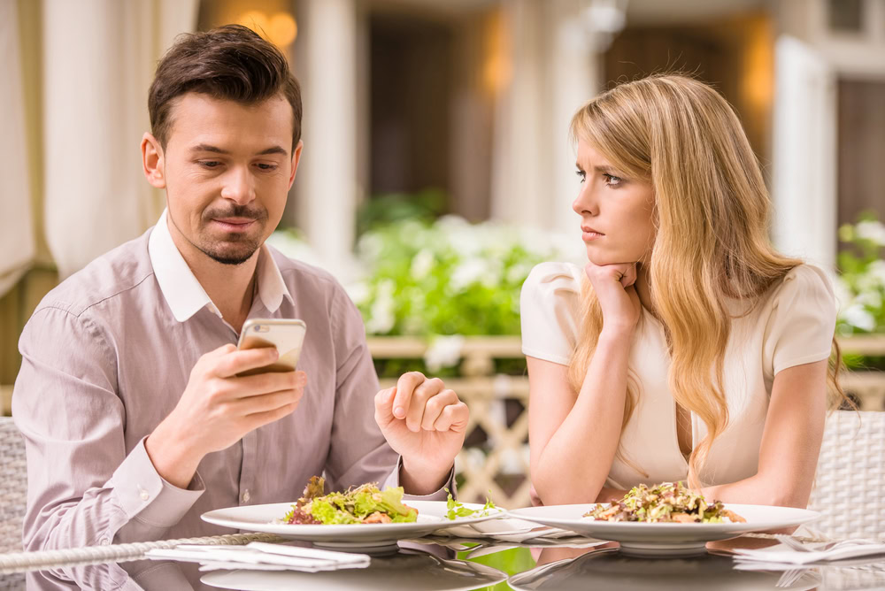 couple-date-phone