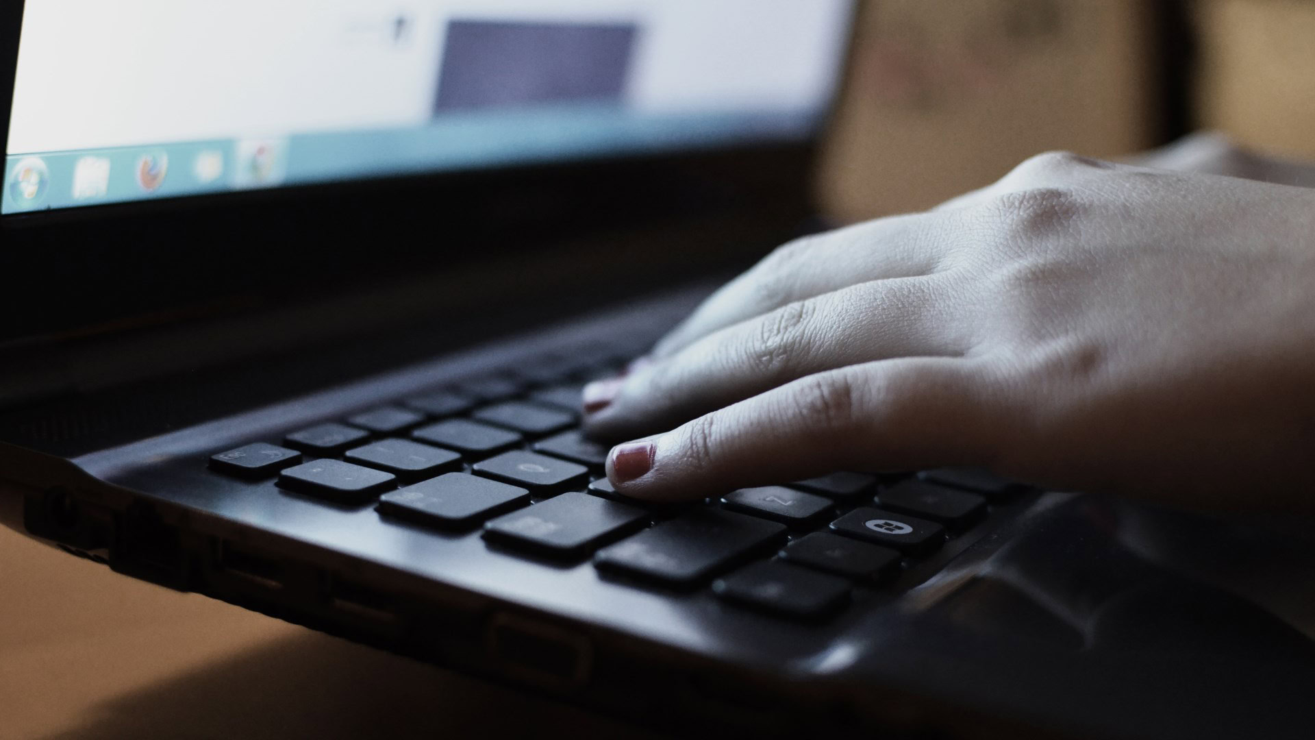 hand-laptop-notebook-typing