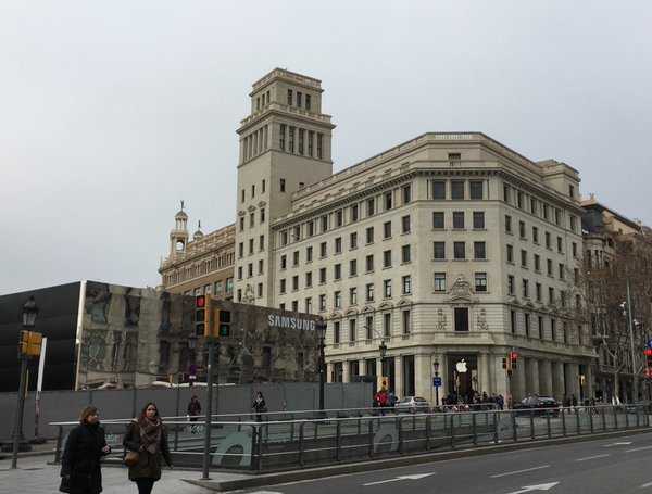 samsung outside apple store barcelona MWC 2016