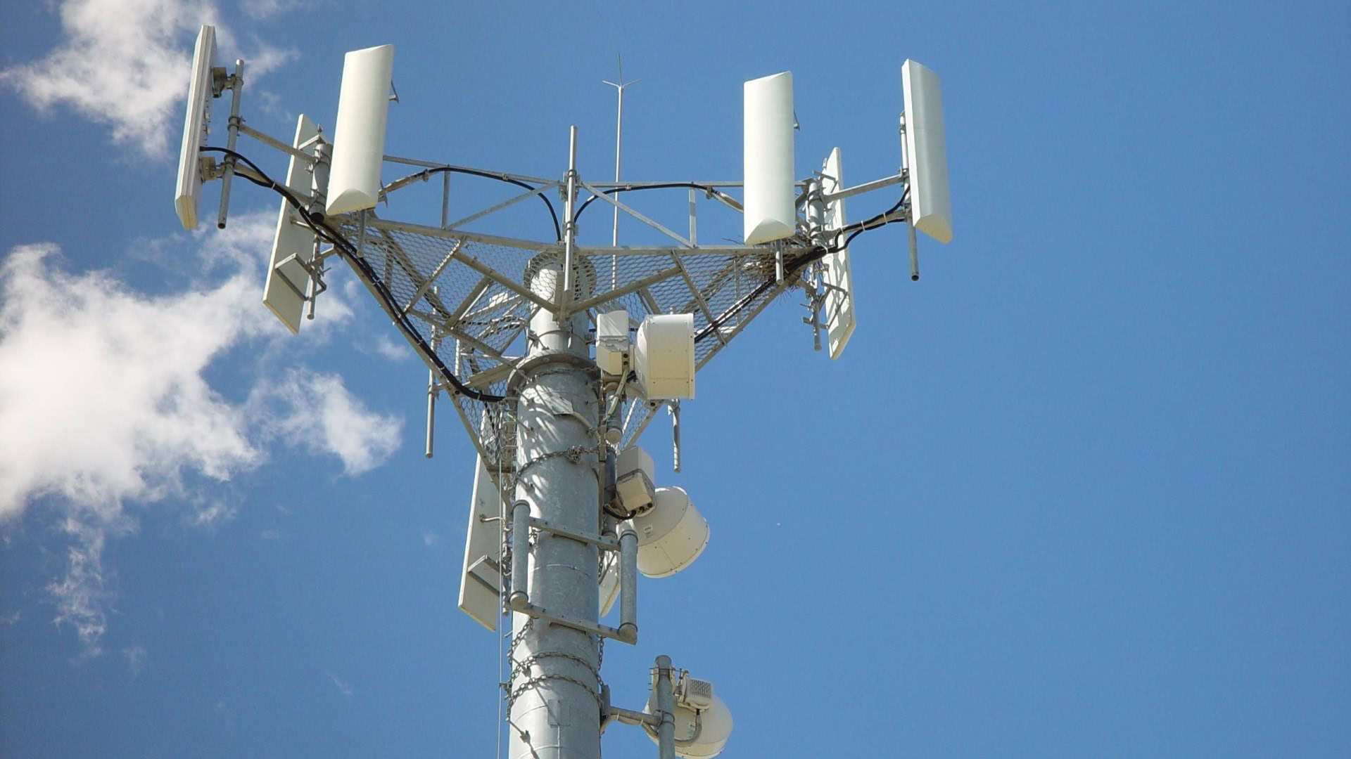 mobile-telephone-antennas-tower