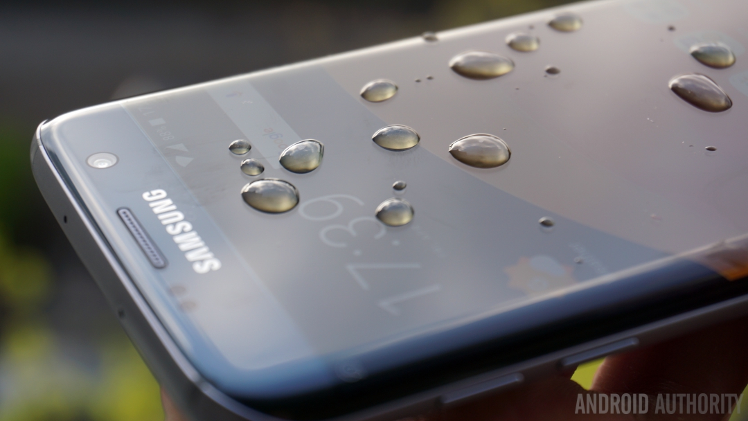 Samsung Galaxy S7 Edge IP68 water resistant droplets