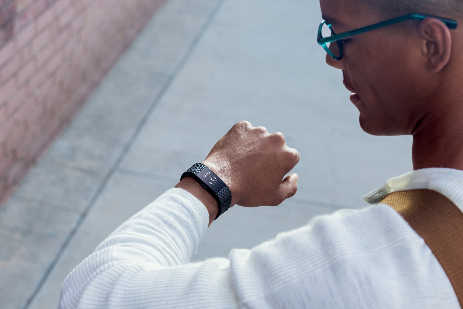 Fitbit Charge 2_Business Street_Lifestyle