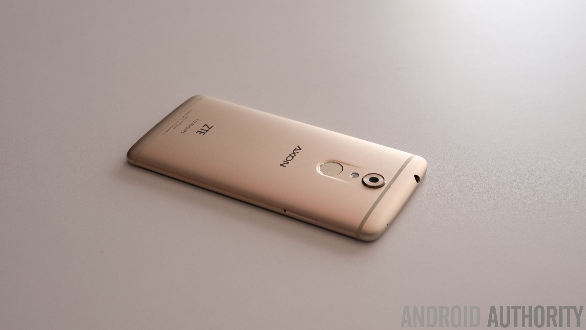 ZTE Axon7 ionGold 中古美品 SIMフリー ZTE Axon7 ionGold 中古美品 SIMフリー ZTE Axon7 ionGold 中古美品