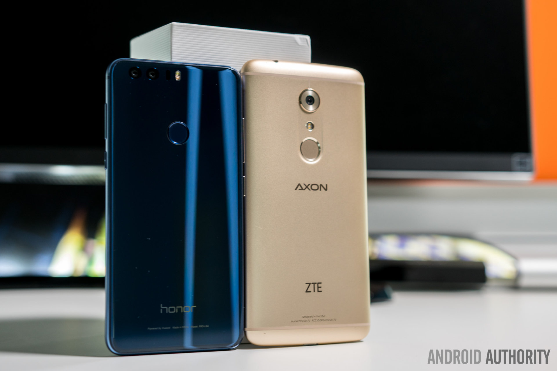 ZTE Axon 7 vs HONOR 8-18