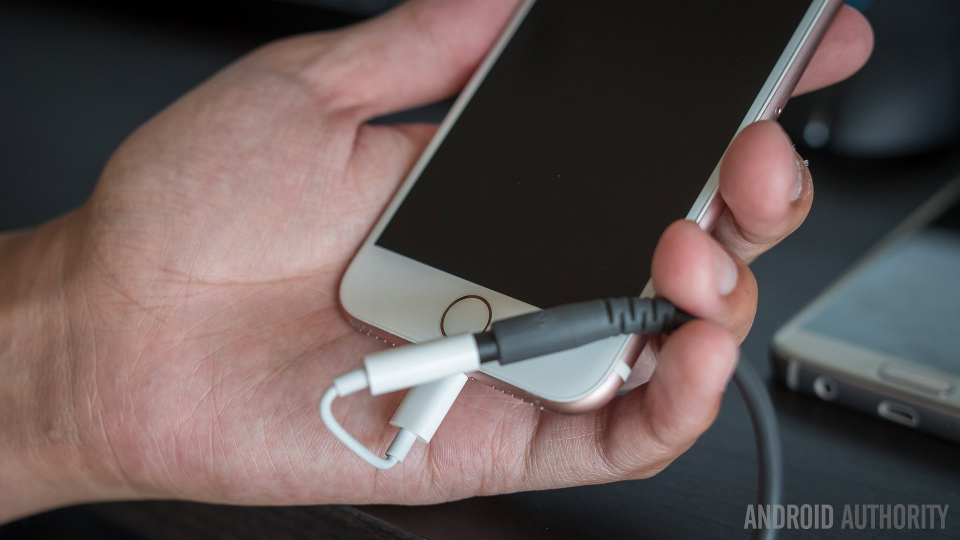 iphone 7 headphone adapter connected aa (5 of 9)