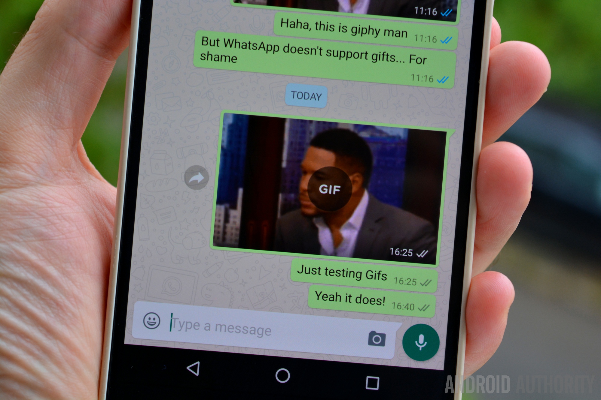 How to use gifs on WhatsApp