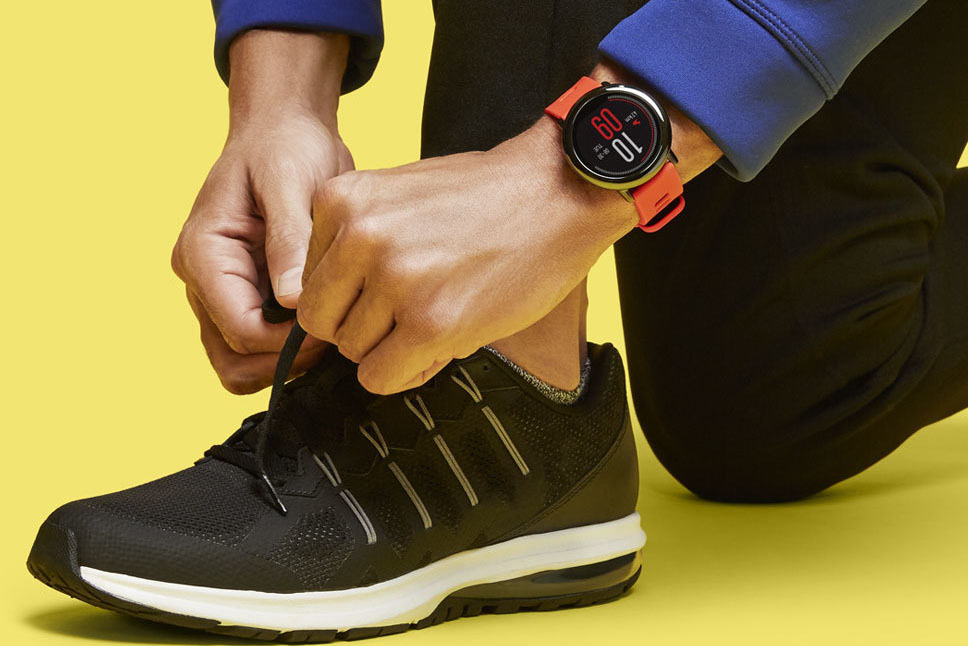 amazfit_pace_tying_shoes_detail
