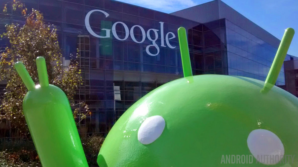Un robot Android frente a un edificio de Google.