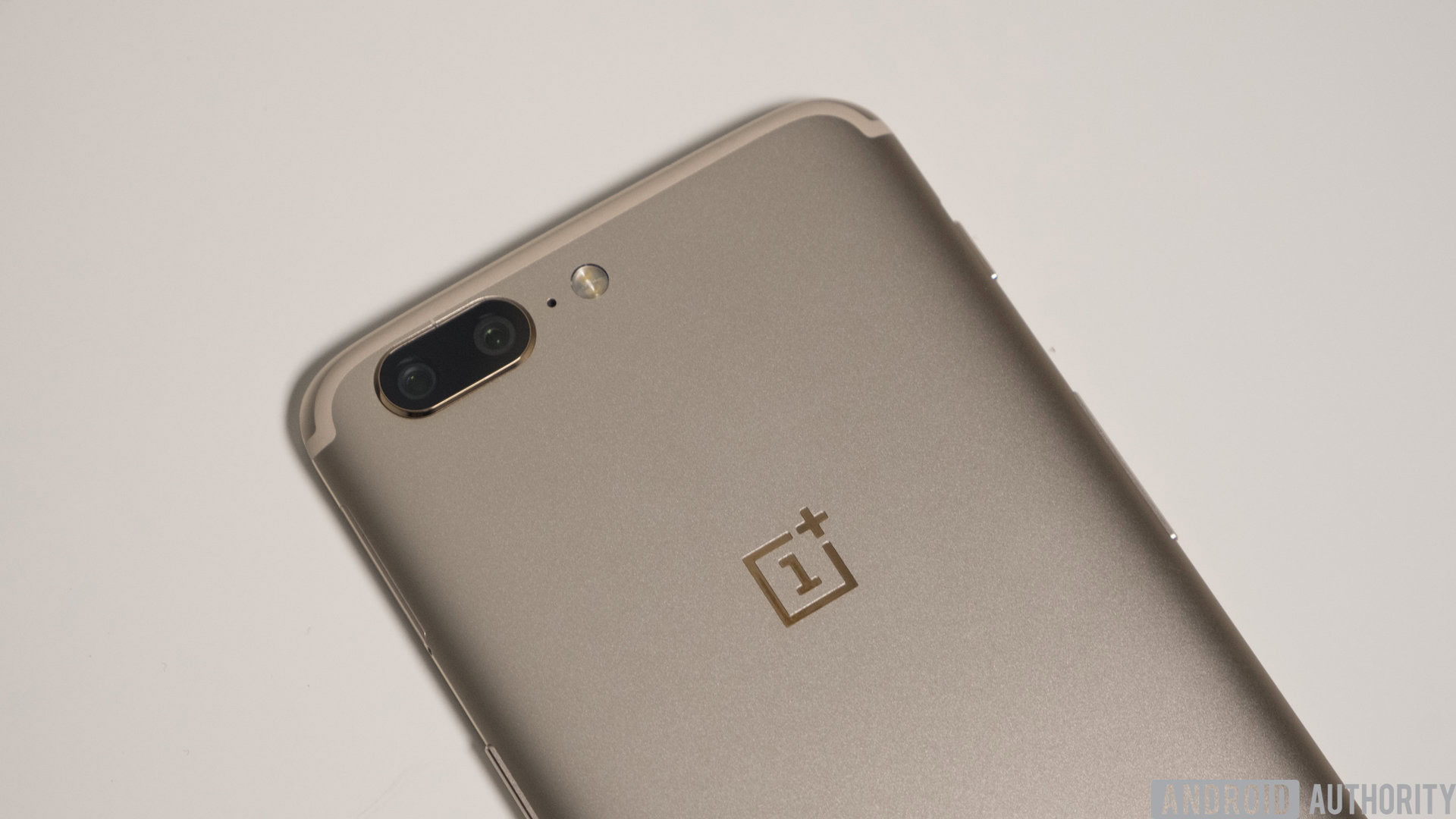 OnePlus-5-Gold-7-of-10.jpg