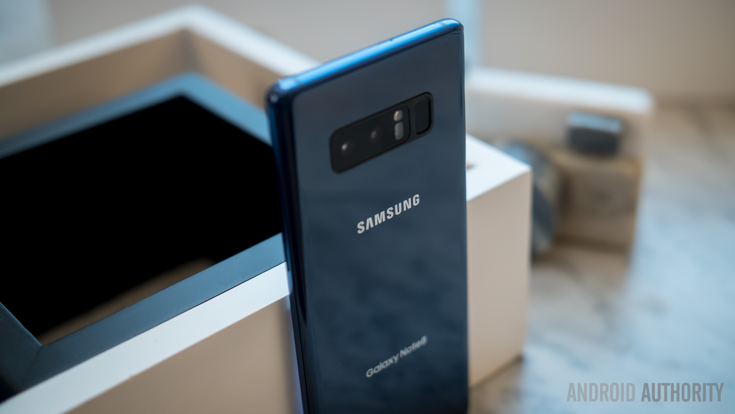 How to insert a microSD card into Galaxy Note 8