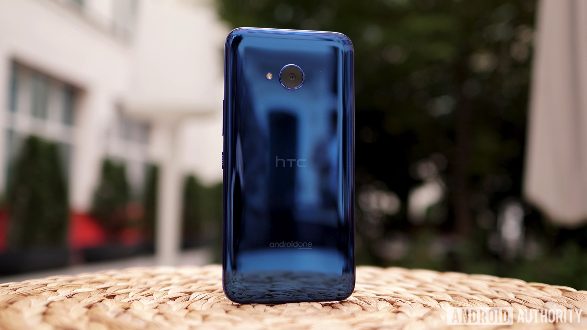 The HTC U11 Life from behind in blue. 