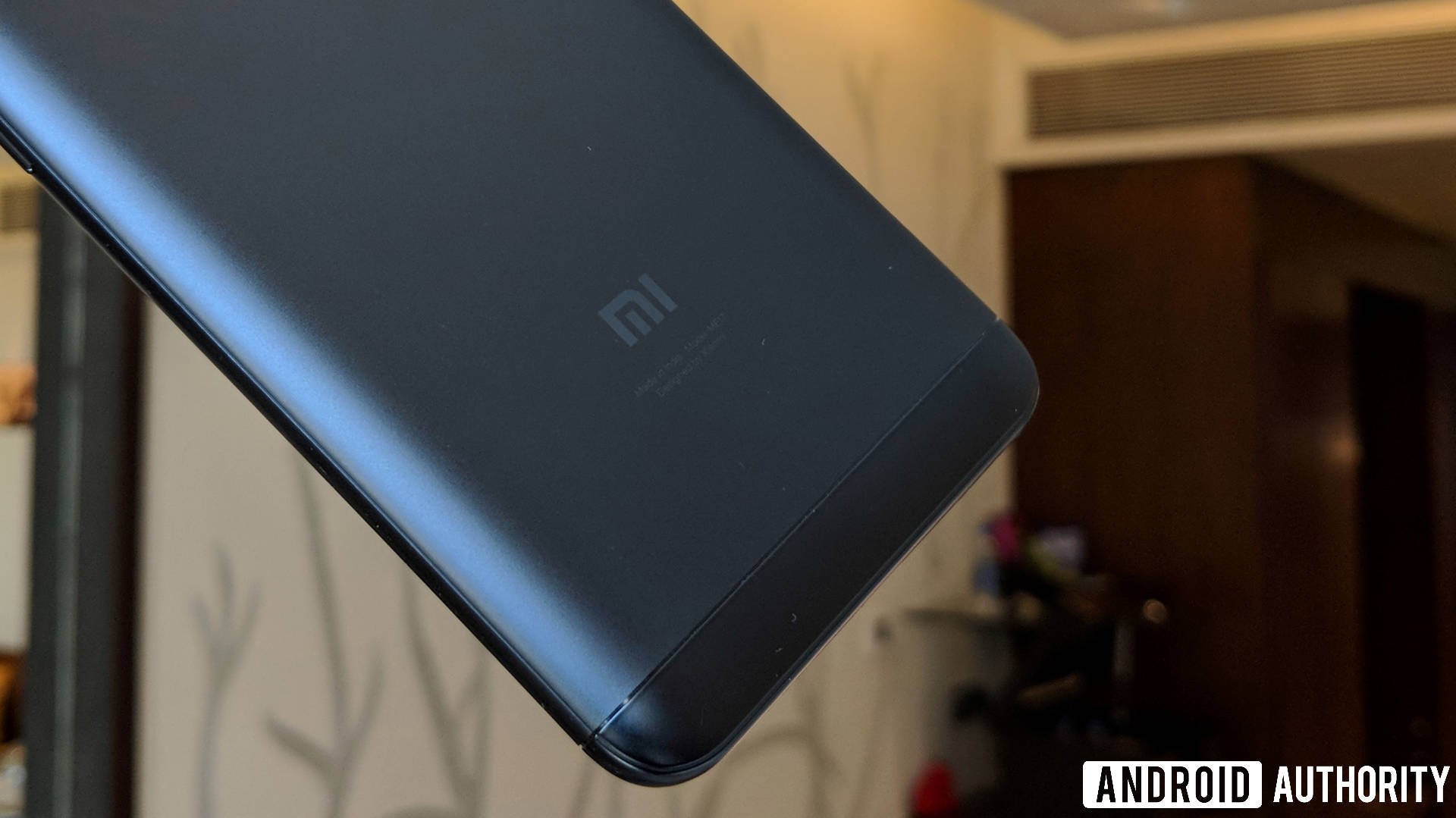 The rear of the Xiaomi Redmi Note 5, showing the logo.