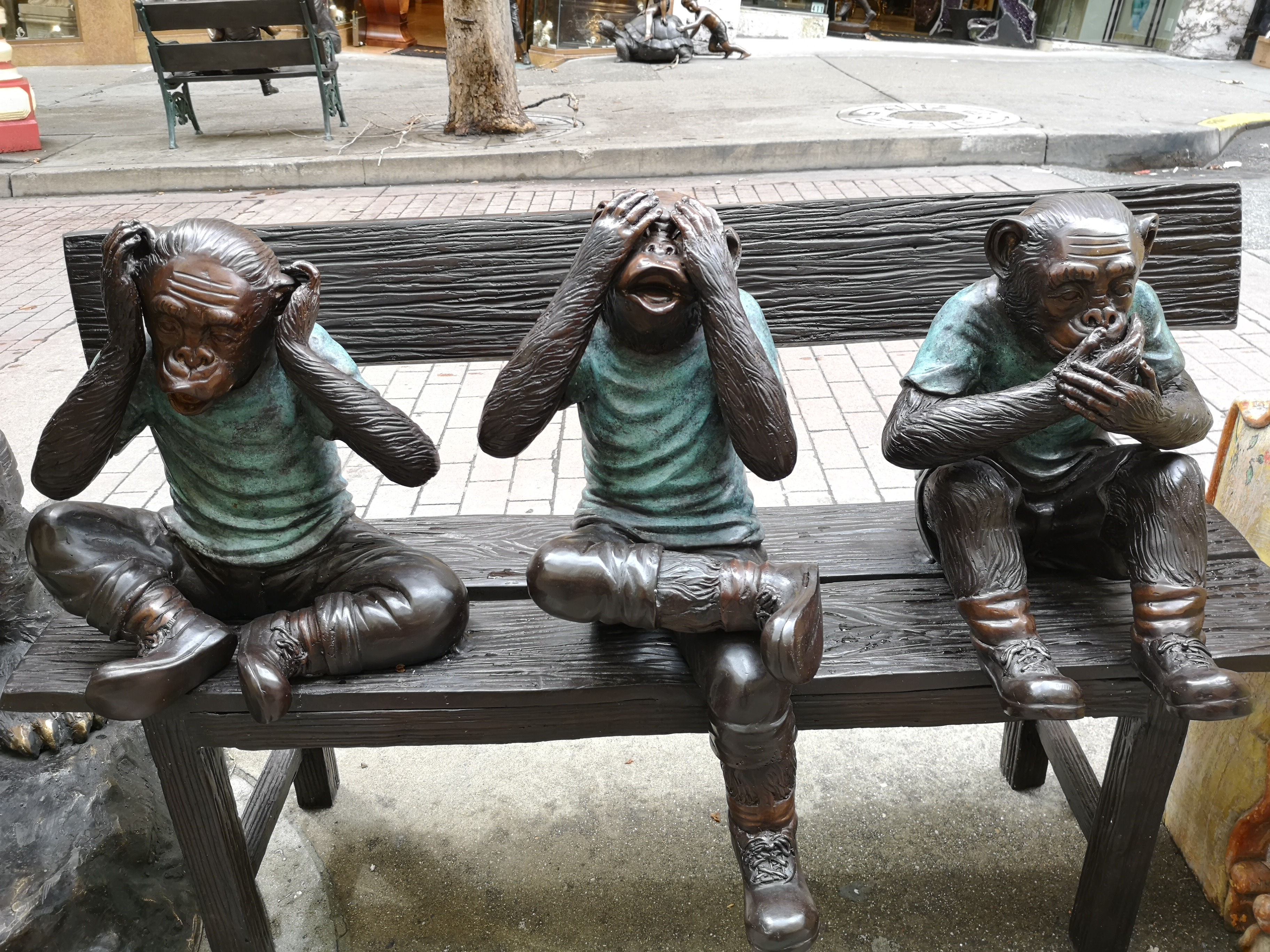 three monkeys sculpture picture taken with the HUAWEI P20 pro camera