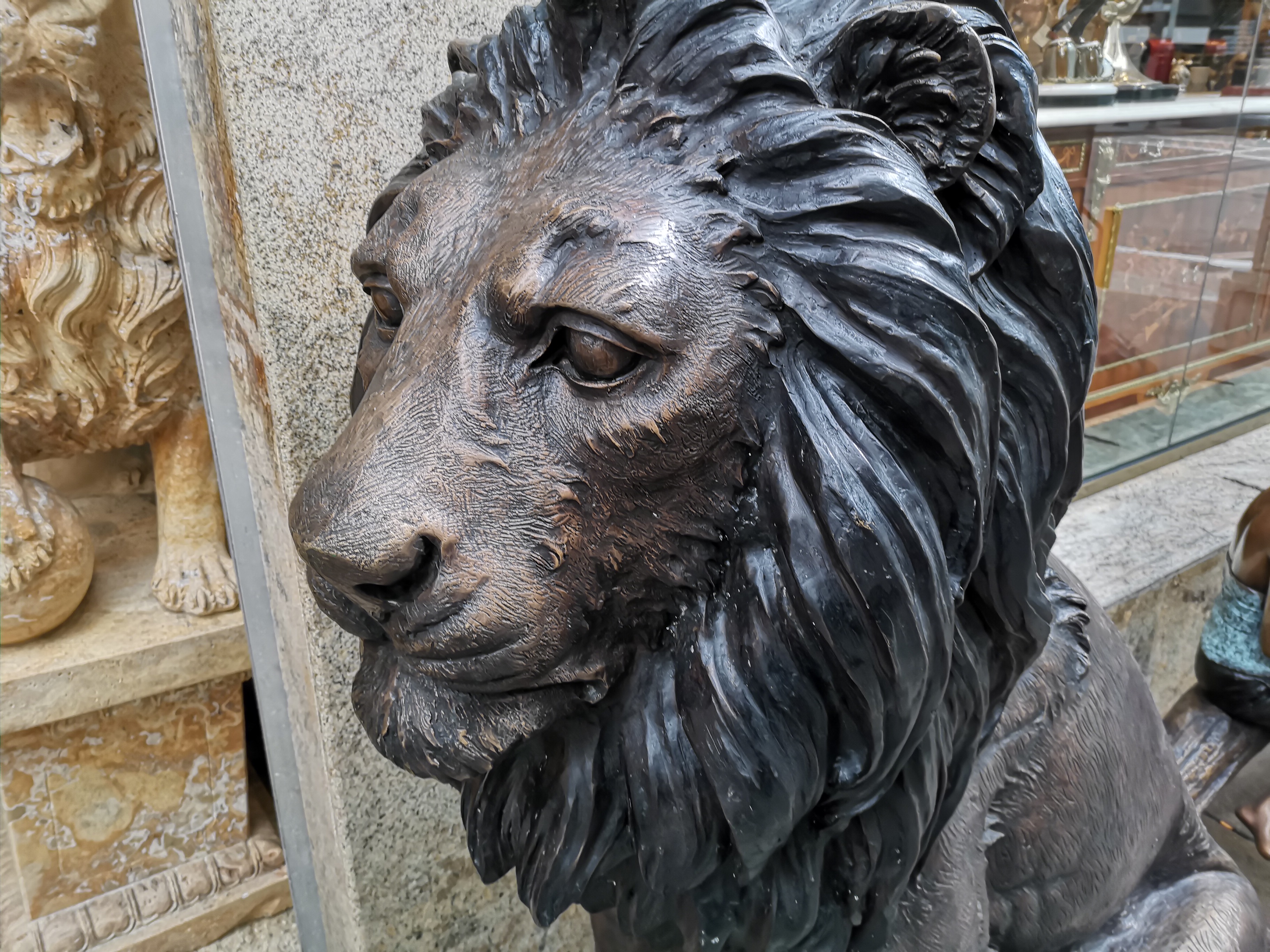 lion sculpture picture taken with the HUAWEI P20 pro camera