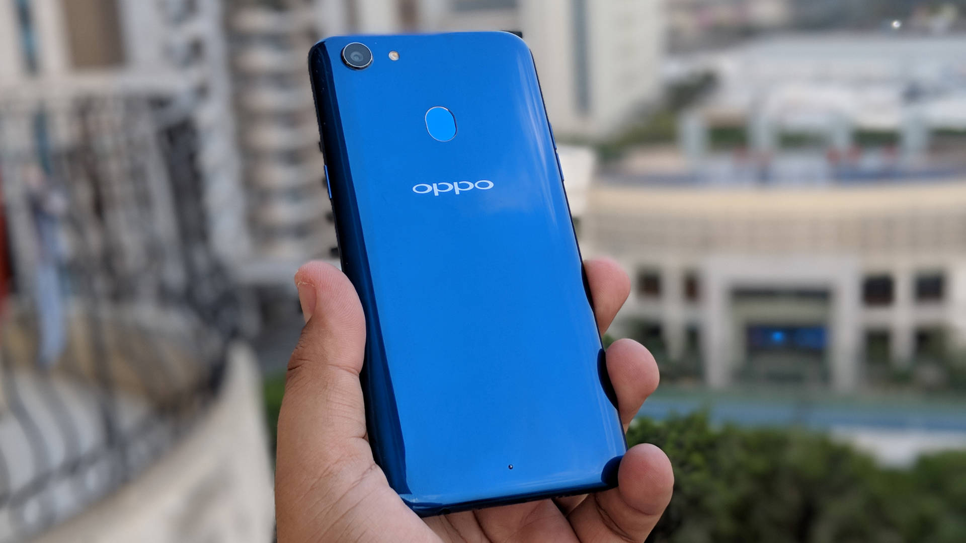 OPPO F5 held in hand back side camera fingerprint scanner