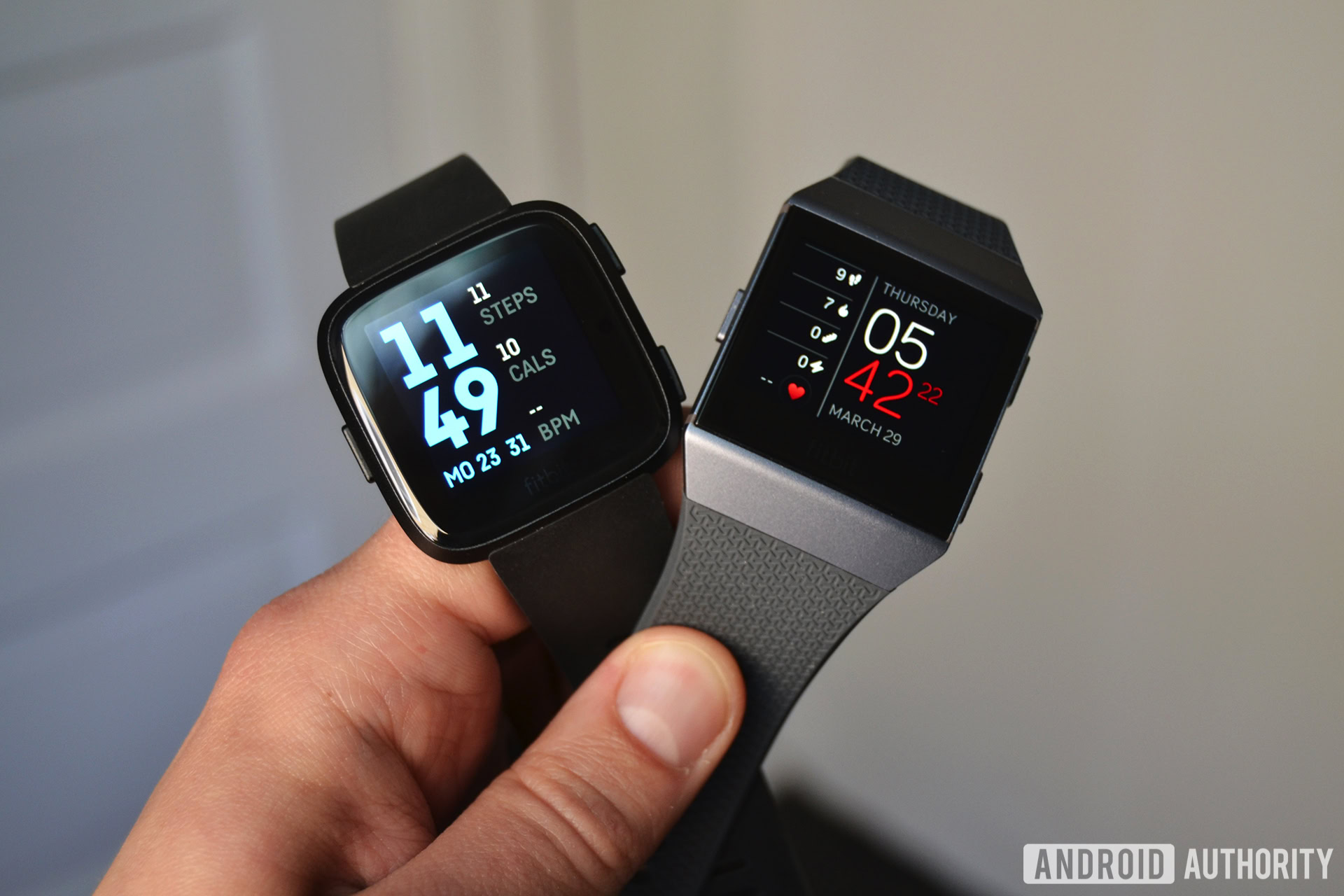 dynamisk Skuldre på skuldrene jord Fitbit Versa vs Ionic: Which is the better Fitbit smartwatch?