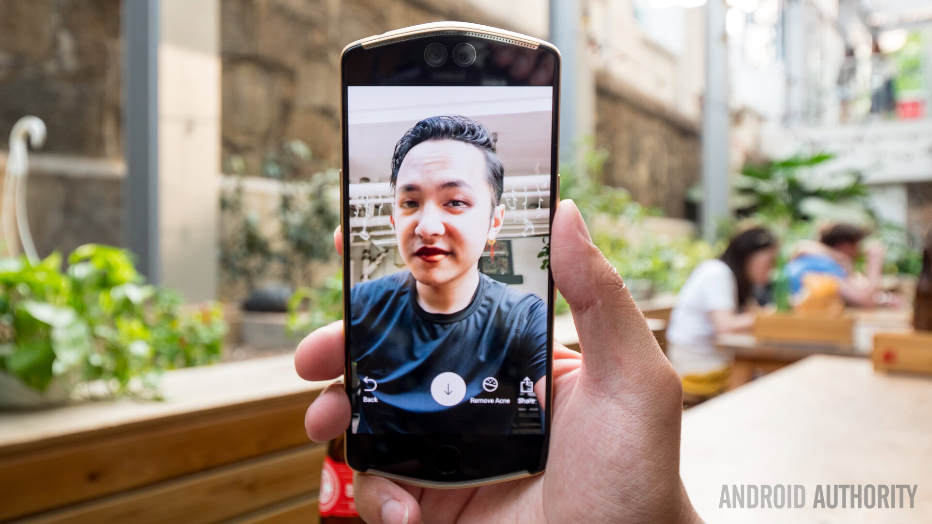 meitu v6 taking selfie